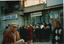 penzioneri čekaju u redu pred bankom u Valoni