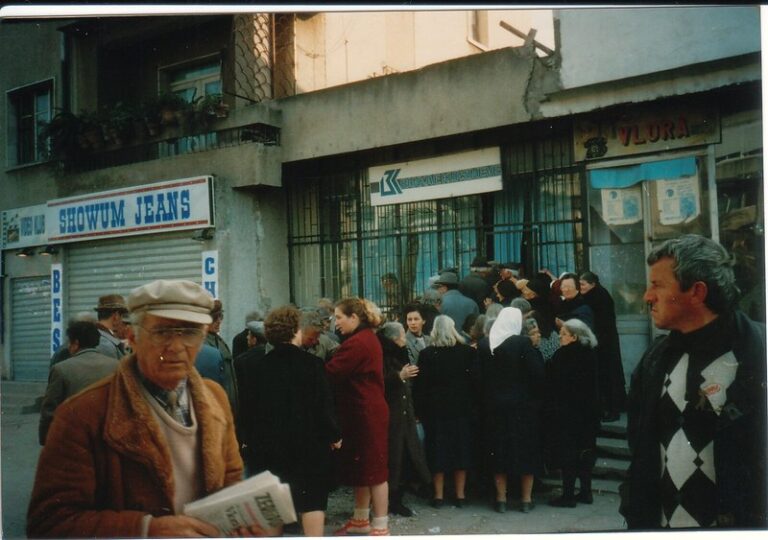 penzioneri čekaju u redu pred bankom u Valoni