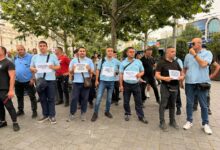 Održan protest radnika GSP Beograd: Šapiću uručena torta u obliku trolejbusa i četiri zahteva Protest radnika GSP-a ispred u Beogradu