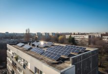Problemi i pogodnosti prozjumera u Srbiji: Stambene zajednice kao kupci-proizvođači Solarna elektrana na krovu zgrade