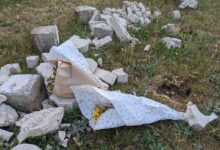 Mostarci na razbijanje spomen-ploča na Partizanskom groblju odgovorili posetama spomeniku i činovima reaproprijacije