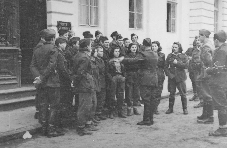 Članovi kulturne ekipe 2. divizije u Srbiji 1944. godine