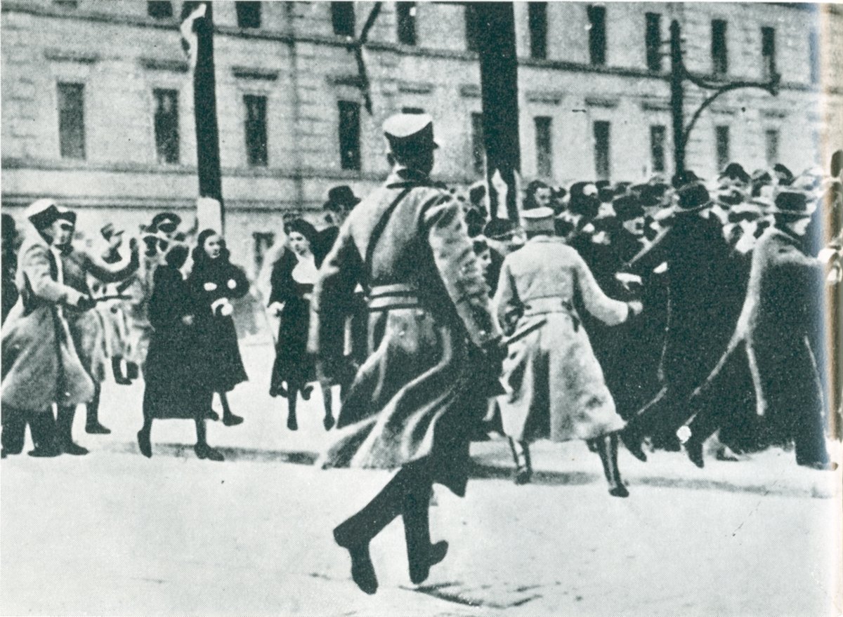 Policija rasteruje demonstrante u beogradu prilikom dolaska Ivona Delbosa, 1937