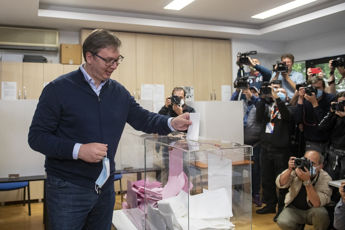 Aleksandar Vučić glasa na izborima