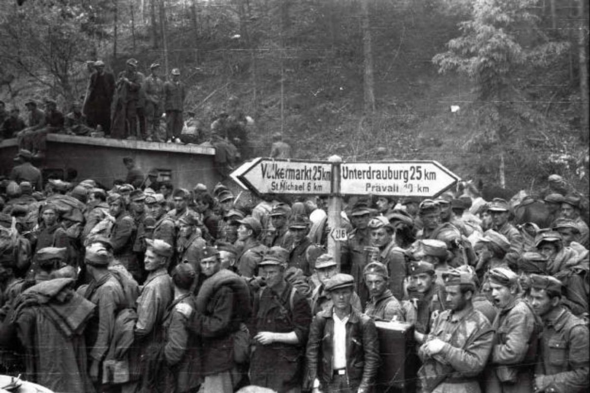 Zarobljeni pripadnici OS NDH u blizini Blajburga, sredina maja 1945. (Foto: index.hr)
