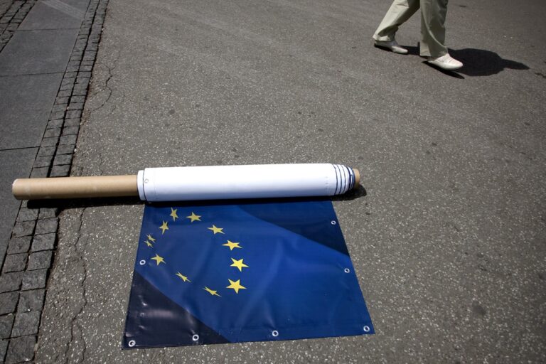 baner sa zastavom EU na zemlji