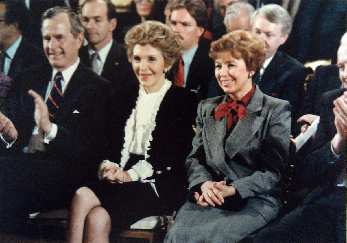 Džordž Buš, Nensi Regan i Raisa Gorbačev na američko-sovjetskom samitu u Vašintonu 1987; Foto: White House photographer / Wikipedia