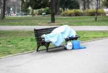 beskućnik na klupi