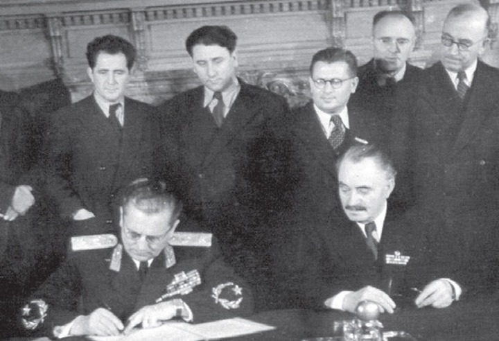Tito i Dimitrov potpisuju Bledski sporazum