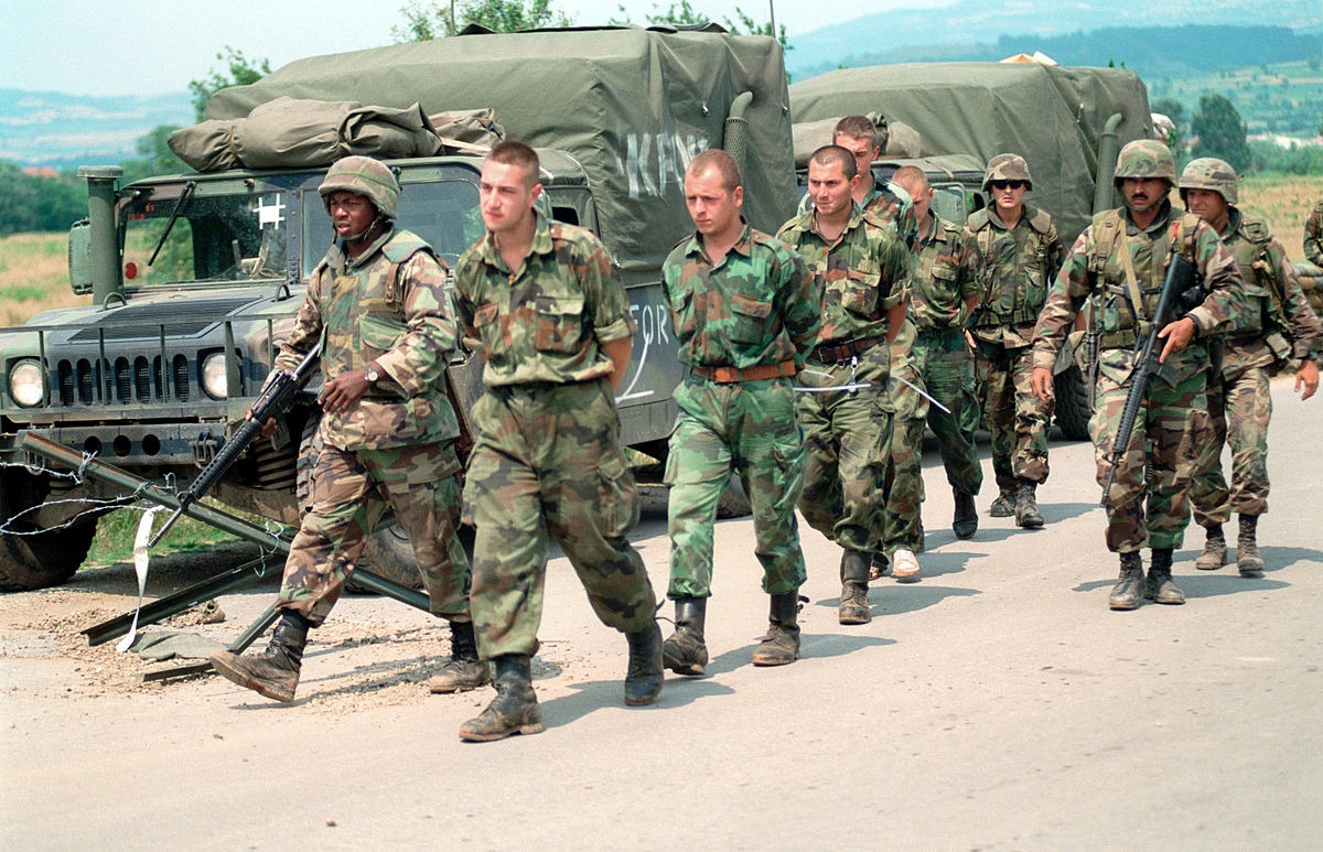 Američki marinci sprovode zarobljene srpske vojnike do granice Kosova i Srbije; Foto: SGT Craig J. Shell, U.S. Marine Corps / Wikipedia