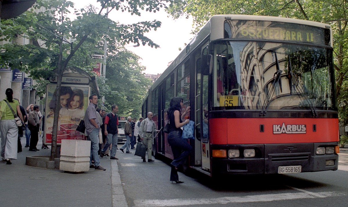 gradski autobus na stanici u beogradu