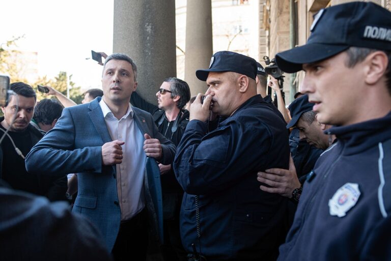 Boško Obradović tokom protesta ispred Skupštine