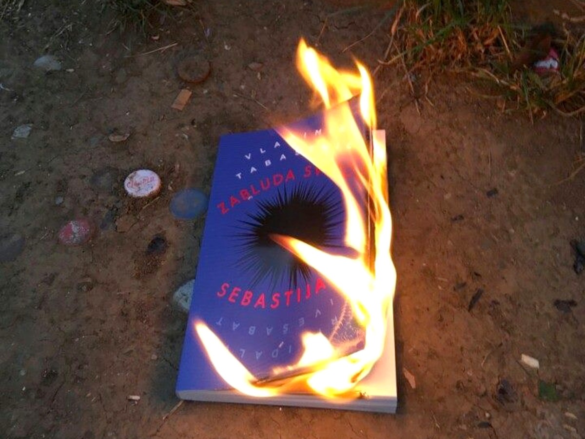Knjiga „Zabluda Svetog Sebastijana“ u plamenu; Foto: Vladimir Tabašević / Facebook