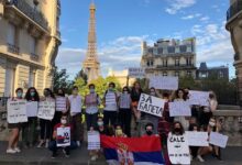 Studenti iz Srbije u Parizu dočekali Aleksandra Vučića transparentima „Ti si kovid Srbije“