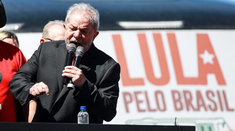 Lula da Silva drži govor na protestu 2018. godine
