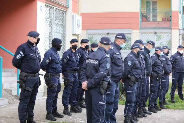 Kordon policije ispred zgrade na Bežanijskoj kosi u Beogradu