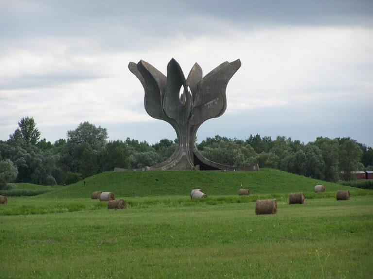 Kameni cvet, spomenik Bogdana Bogdanovića u memorijalnom kompleksu Jasenovac