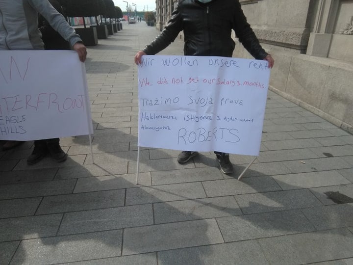Strani radnici drže transparente na protestu ispred sedišta kompanije Beograd na vodi