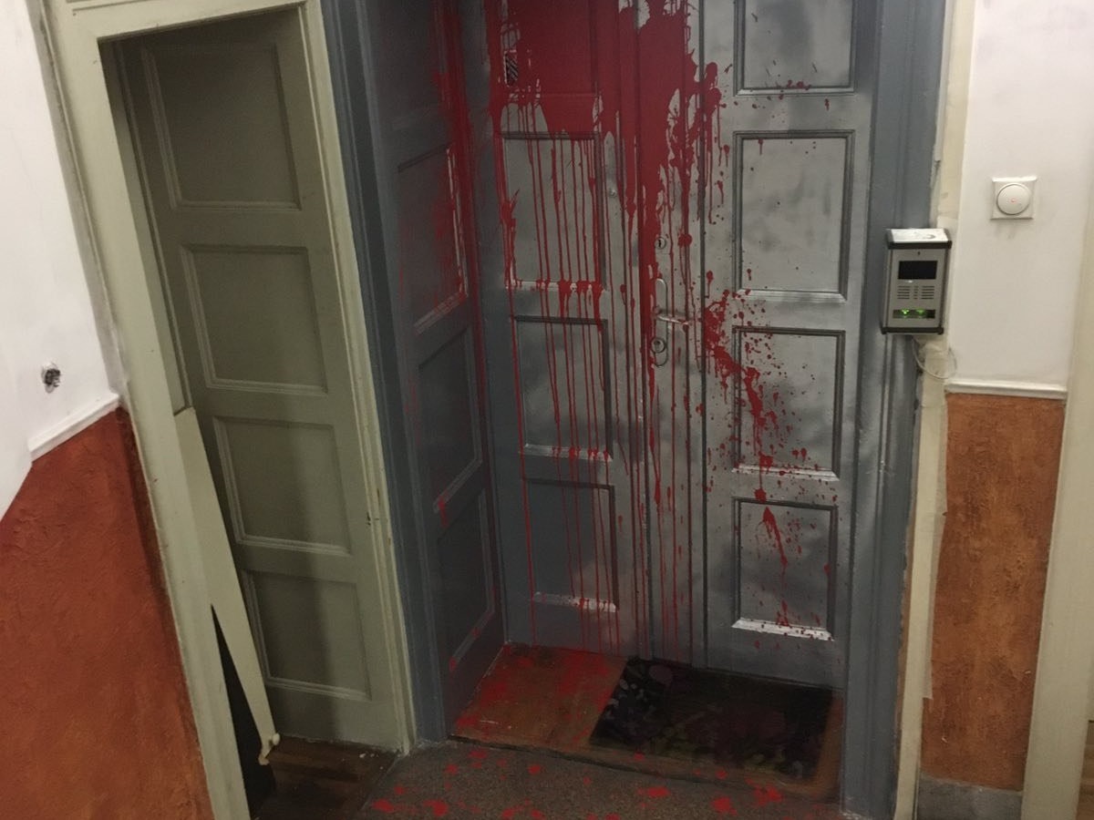 Crvena farba na vratima prostorija Žena u crnom