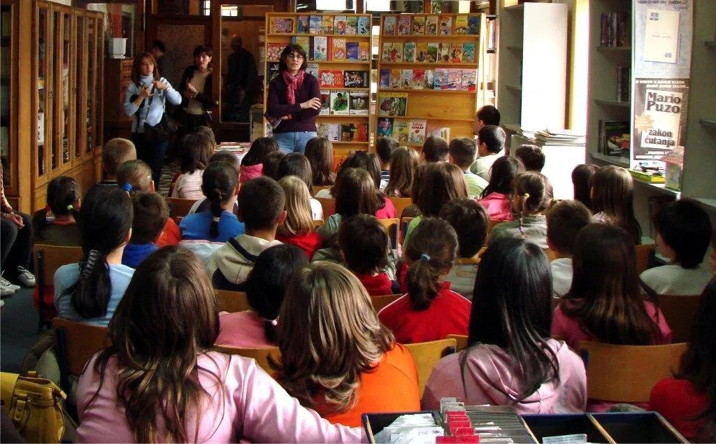 Jasminka Petrović, druženje sa decom u biblioteci “Ljubomir Nenadović” u Valjevu