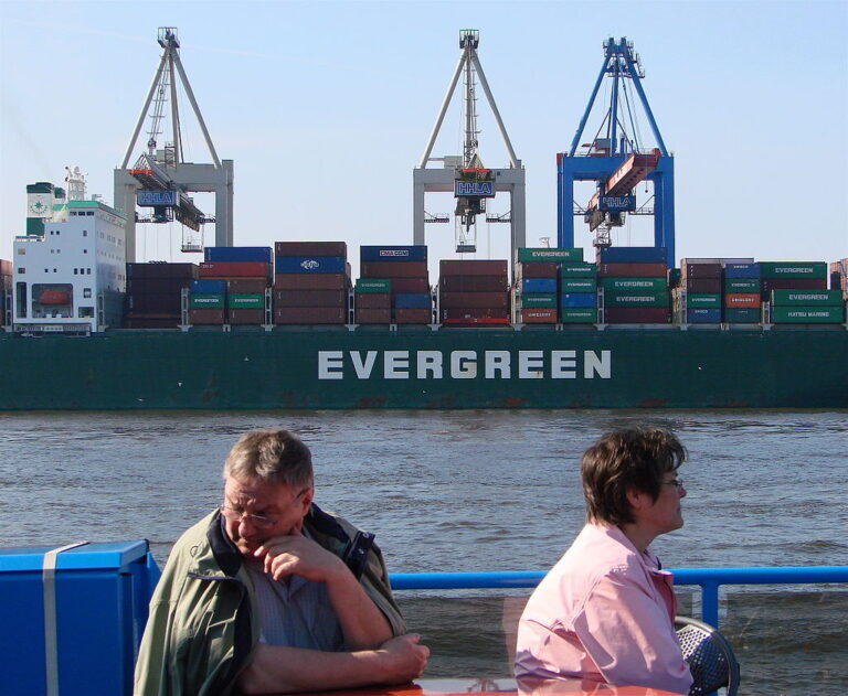 Brod Evergreen u luci Hamburg, Nemačka