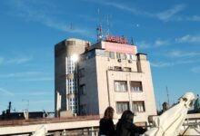Na vrhu zgrade Borbe na Trgu Nikole Pašića osvanula je poruka: „Ovo nije klasna BORBA“