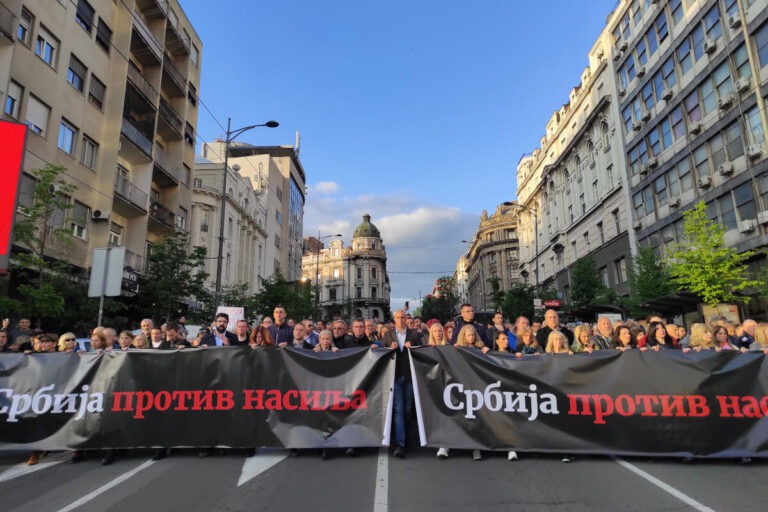 transparenti Srbija protiv nasilja na čelu kolone
