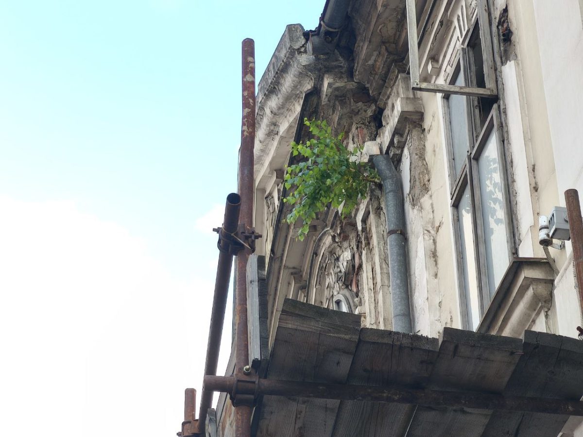 Zgrada sa sunčanim satom; Foto: Mašina.