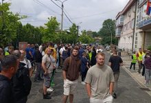 Građani i studenti ispred zgrade DUNP-a.
