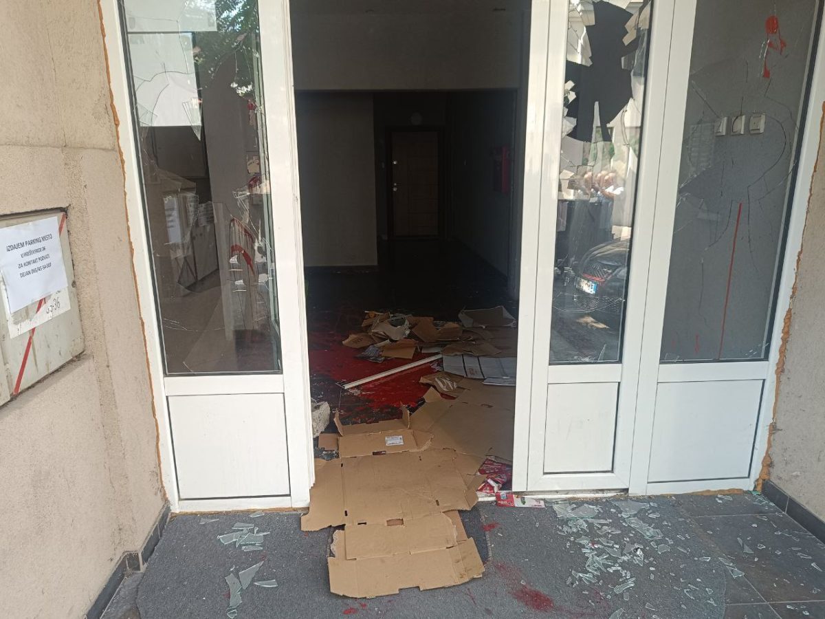 Vandalizovan ulaz u zgradu gde žive učesnici zbora na Zvezdari