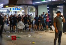 Aktivisti SNS-a ispred stranačkih prostorija