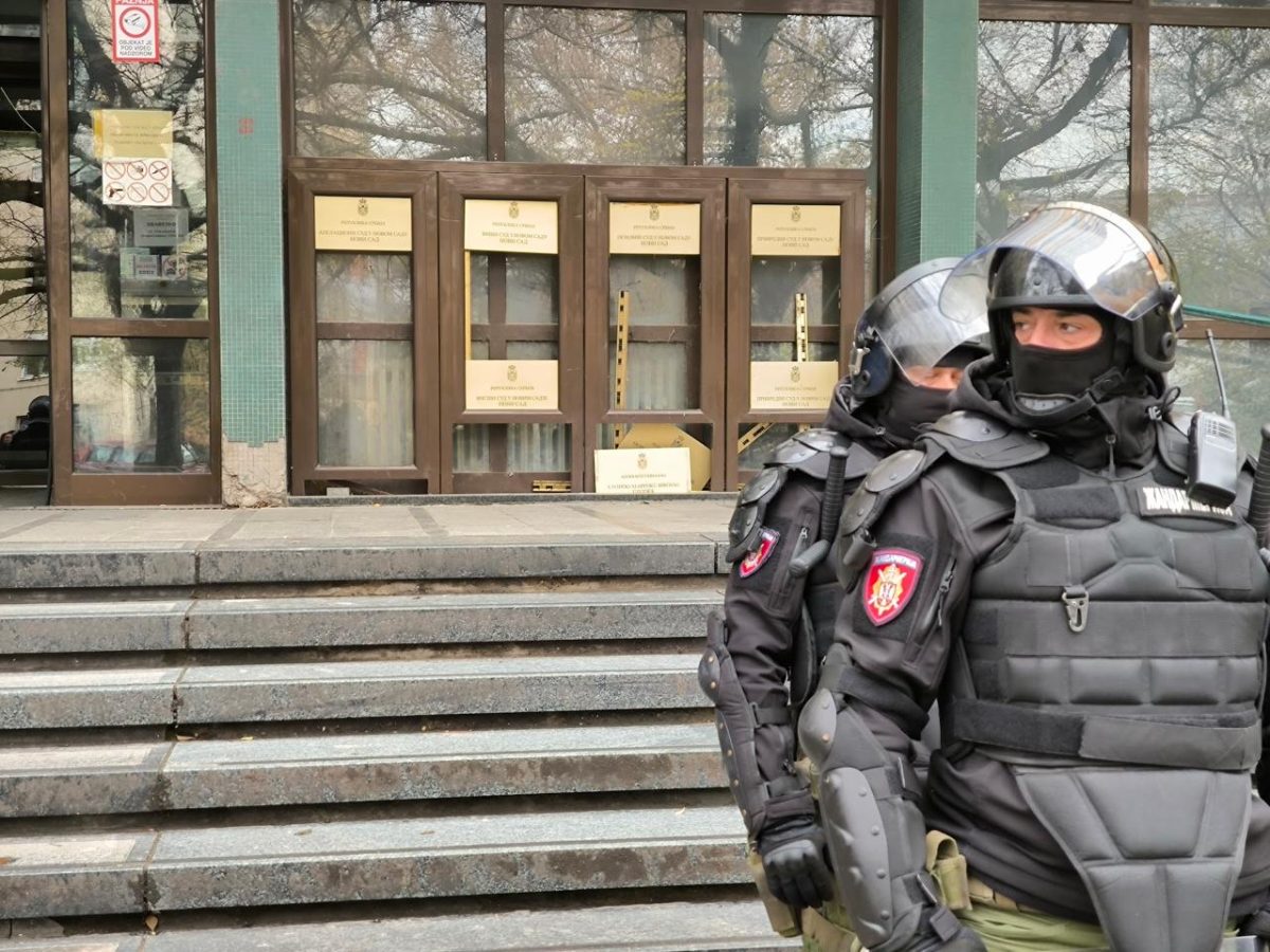 Policija ispred Osnovnog Suda u Novom Sadu