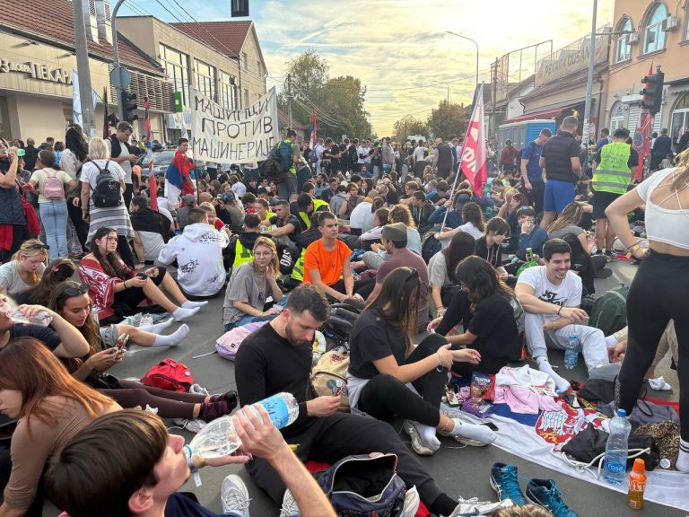 Foto: Studenti se odmaraju posle pešačenja