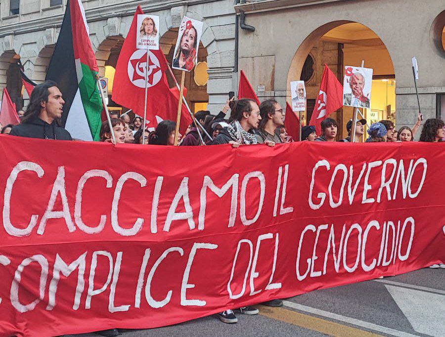 Foto: protest u Padovi, građani nose transparente