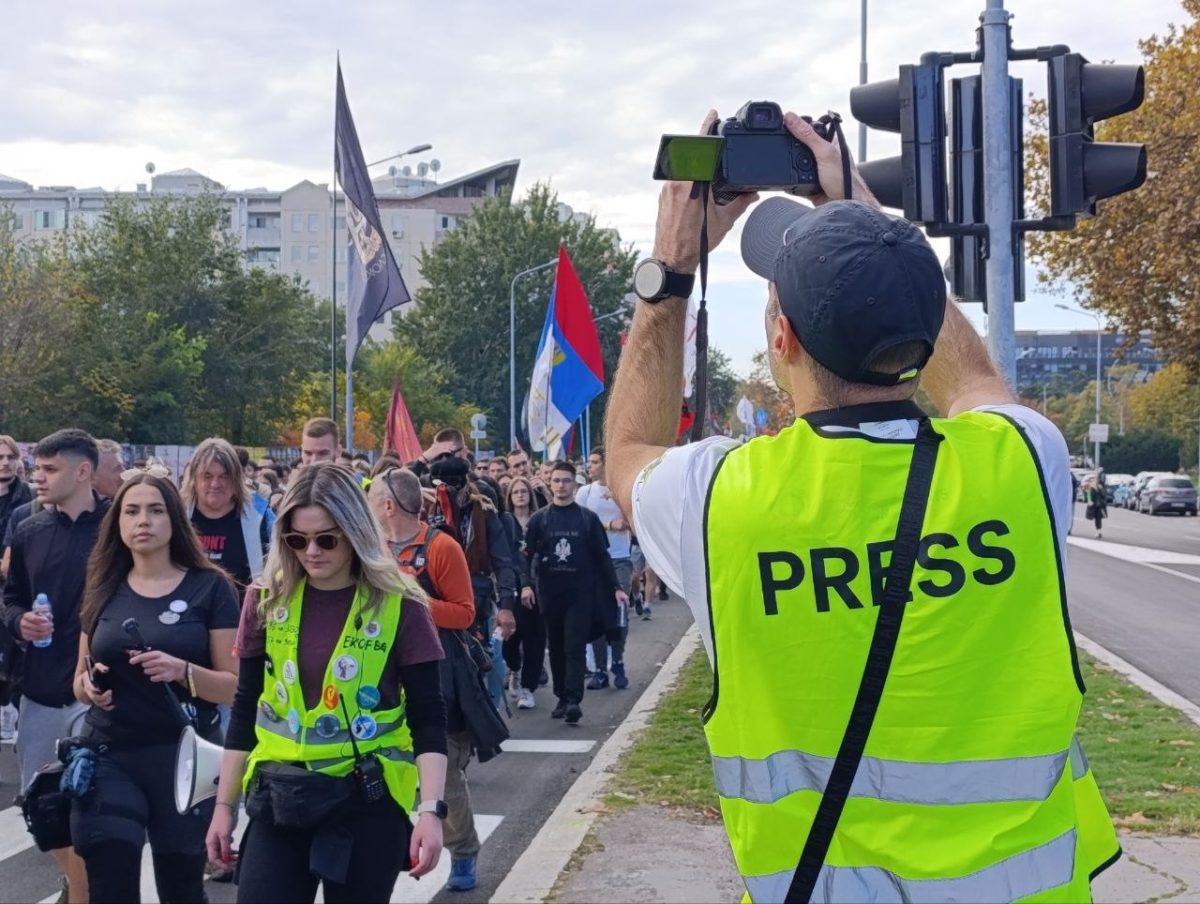 novinar na protestu