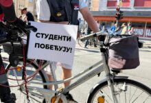 Sutra u novosadskom kampusu štampanje majica „Studenti pobeđuju“ Biciklada u Nišu