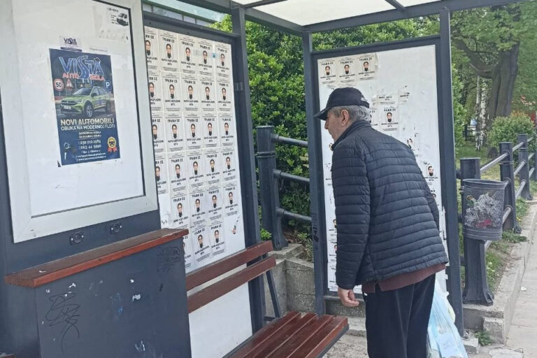 Plakati na autobuskoj stanici u Boru