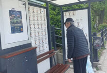 Plakati na autobuskoj stanici u Boru