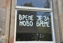 Kome mladi više veruju – SNS-u ili studentima? Protest ispred Akademije umetnosti u Novom Sadu