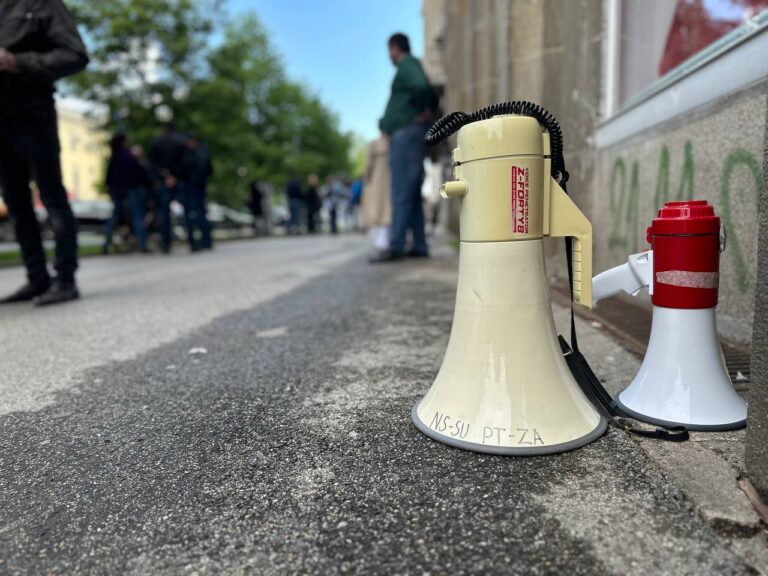 Protest ispred Akademije umetnosti u Novom Sadu