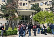 Pravni koraci preduzeti zbog „nezakonitog“ izbora dekanke Medicinskog fakulteta Građani i studenti ispred Medicinskog fakulteta u Beogradu