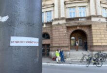 Jučerašnji „rat” nalepnicama i grafitima – nemoć nadmoćnih Nalepnica "Studenti pobeđuju"