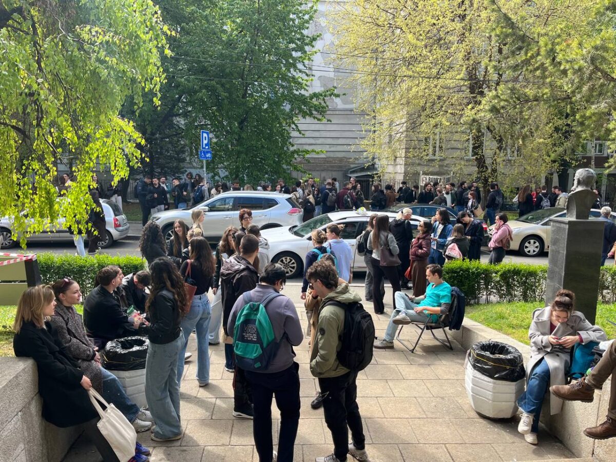 Skup ispred Medicinskog fakulteta; Foto: Mašina.