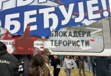 Istoričar Lajbenšperger: Kačenje stranačkog banera na „Mlin Smolenski“ u Subotici predstavlja skrnavljenje mesta stradanja Bilbord Srbija pobeđuje skidanje printa