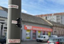 Kampanja pre kampanje: Studenti nastavljaju akcije širom Srbije, Vučić najavljuje novčane isplate, ali i skupove Nalepnice „Studenti pobeđuju"; Foto: Mašina