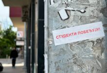 Nalepnice „Studenti pobeđuju"; Foto: Mašina