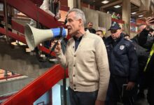 Milivoj Alanović sa policijom na Filozofskom fakultetu; Foto Mašina.