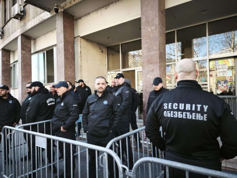 Obezbeđenje ispred Skupštine grada Beograda