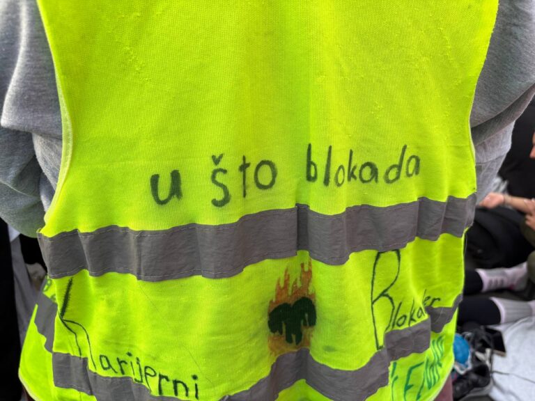 Studenti nose prsluk, piše u što blokada