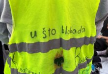 Protest u Bačkoj Palanci „Srbija ili mafija“: Godinu dana bez epiloga o napadu na građane Studenti nose prsluk, piše u što blokada